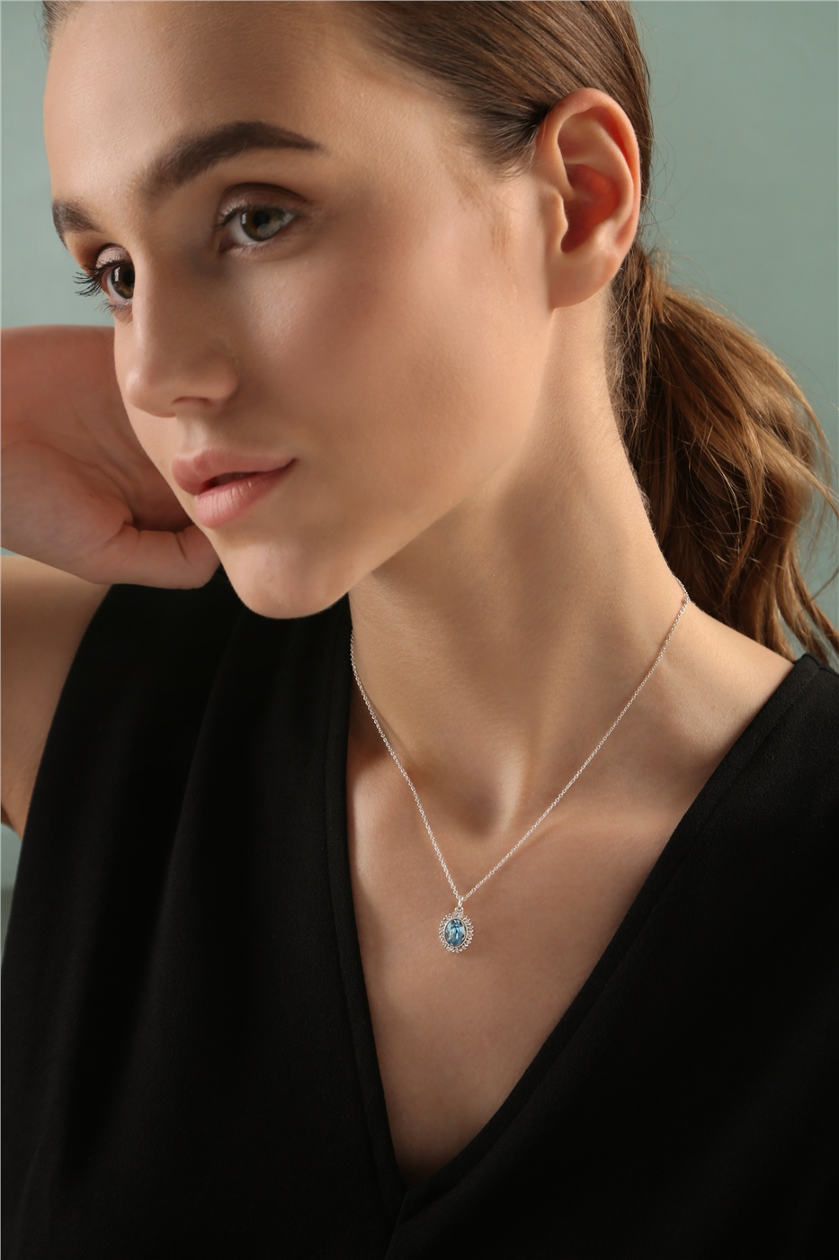 NEWBRIDGE OVAL AQUAMARINE STONE PENDANT NECKLACE