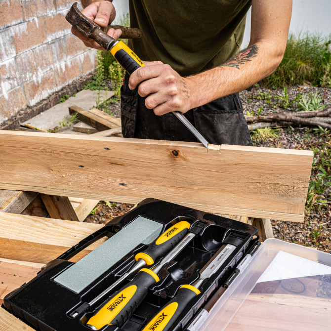 XTRADE 4PC CHISEL SET WITH SHARPENING STONE